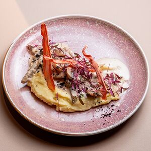 Язык по-строгановски с картофельным пюре