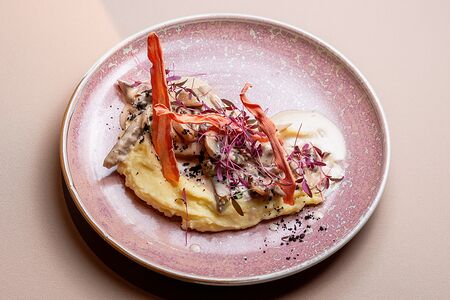 Язык по-строгановски с картофельным пюре