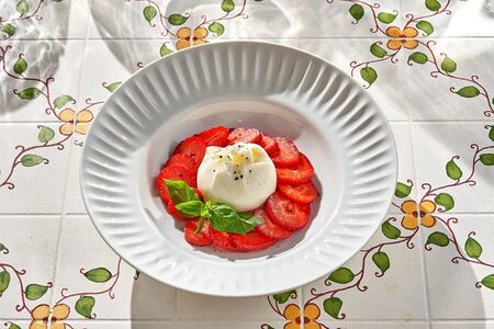 Буратта с клубникой