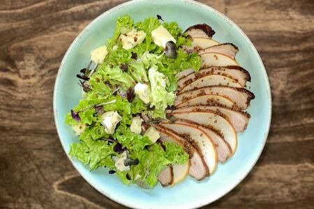 Салат с копчёной уткой и грушей