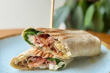 Тёплый ролл с беконом и песто 