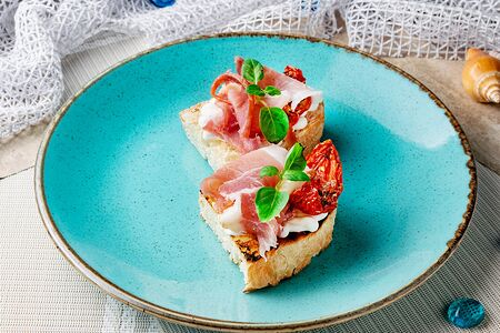 Брускетта с Пармской ветчиной