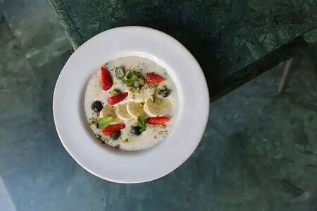 Каша овсяная с медом, орехами и ягодами