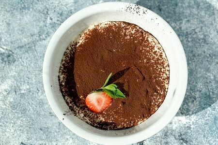 Овсяная каша в стиле Тирамису с маскарпоне, темным какао и клубникой