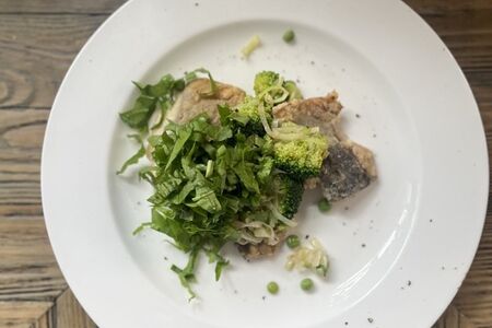 Обжаренное филе лакедры с овощами и щавелем