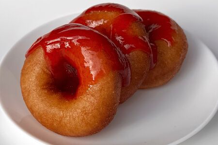 10 пышек с клубникой