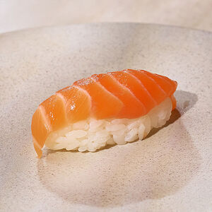 Суши с лососем