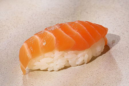 Суши с лососем