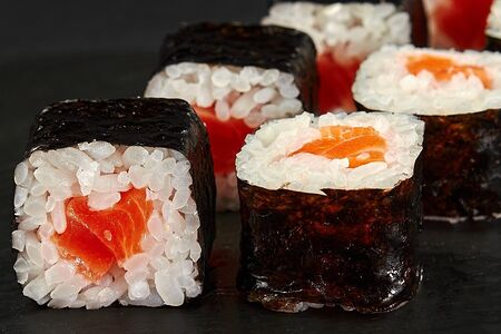 Маки с лососем