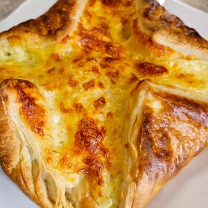 Хачапури из слоёного теста 