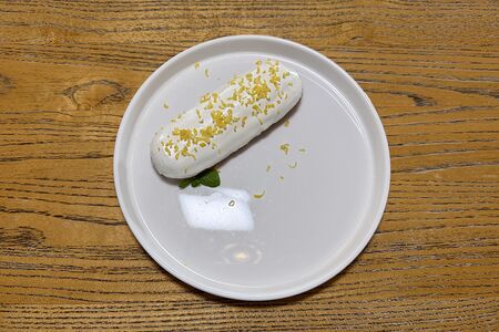 Эклер с кремю манго-маракуйя и кокосовой стружкой