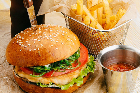 Чикен бургер и фри