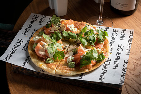 Ротти с лососем слабой соли, сыром надуги и персиковым ткемали