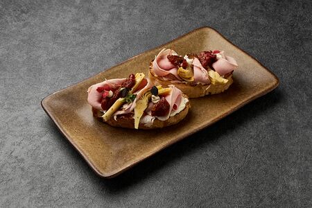 Брускетты с ростбифом из телятины и маринованным артишоком