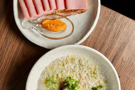 Каша овсяная с бутербродом с ветчиной