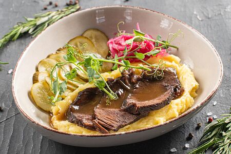 Томлёные говяжьи щечки под соусом демиглас