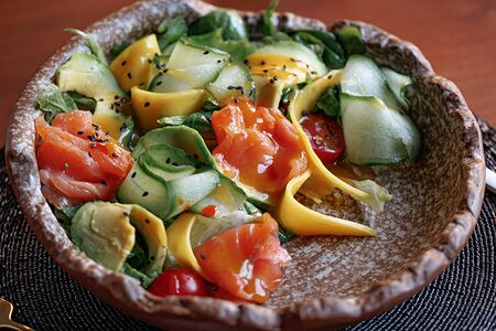 Салат с лососем и манго