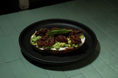 Брускетта с вялеными томатами