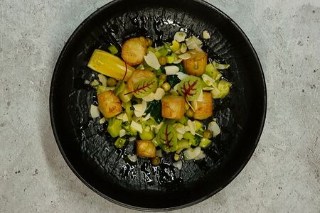 Зеленое рагу с гребешками