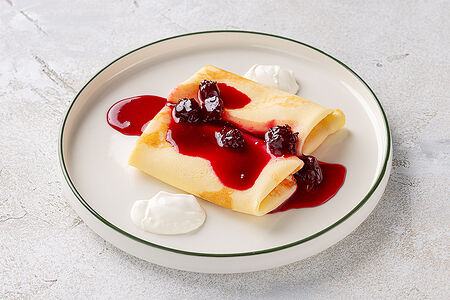 Блины с творогом и вишневым вареньем