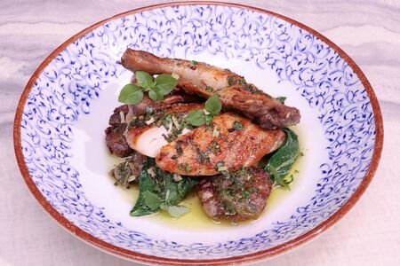 Половинка цыплёнка корнишона, картофель, сальса