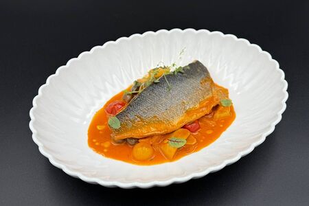 Филе сибаса с соусом аква пацца и артишоками