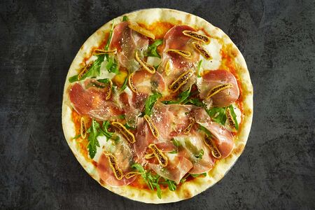 Пицца с пармой и инжиром