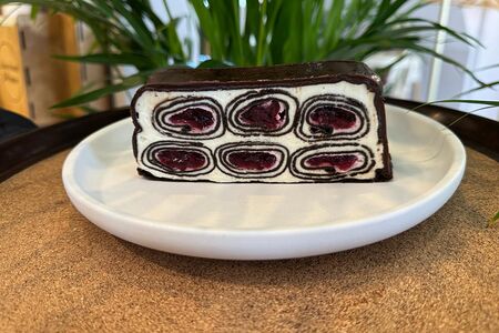 Блинное пирожное Мигель с вишней