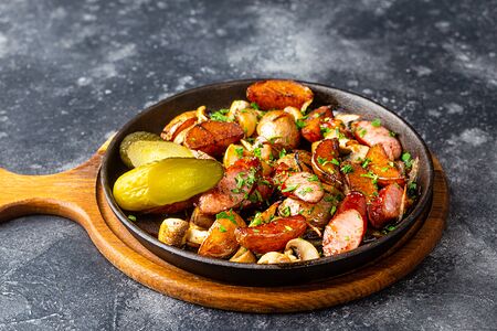 Жареный картофель с грибами и колбасками