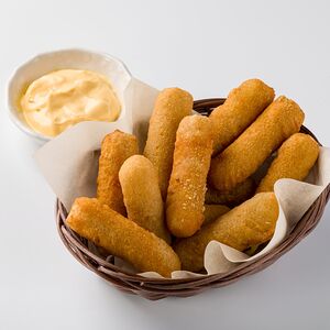 Сырные палочки с сырным соусом