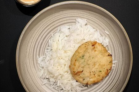 Рыбная котлета с рисом басмати и сливочным соусом 