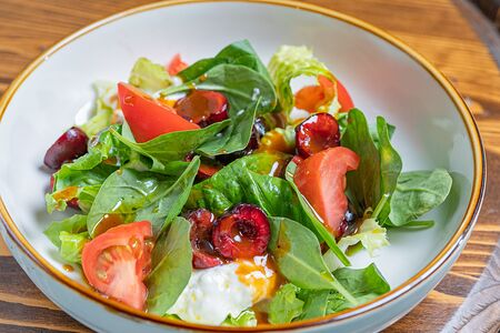 Салат с черешней, сыром Страчателла и томатами 