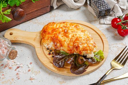 Грудка куриная с помидорами под сырной корочкой