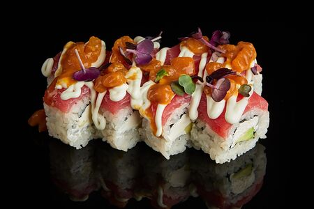 Ролл с карамелизированной грушей и дорблю