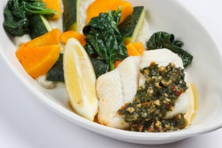 Палтус с пюре из цветной капусты, овощами и шпинатом