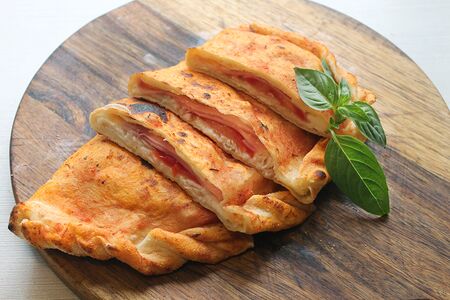 Кальцоне с ветчиной и копченной грудкой