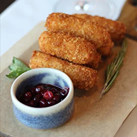 Жаренный сулугуни с брусничным соусом