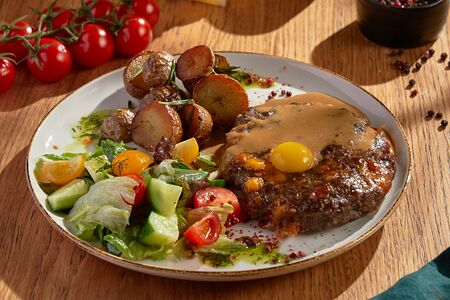 Бифштекс рубленый из говядины с яйцом пашот