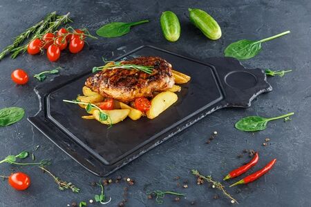 Филе цыпленка на гриле с картофелем по-деревенски