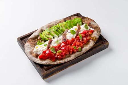 Фокачча с бурратой авокадо и томатами на ржаном тесте