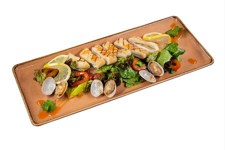 Кальмар гриль с овощами
