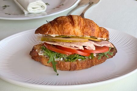Круассан с индейкой, грушей и медово-горчичной заправкой