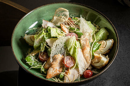 Салат Цезарь с курицей