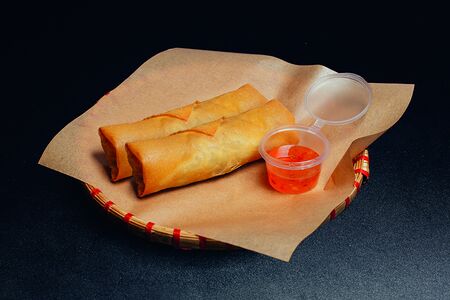 Спринг-роллы с кисло-сладким соусом