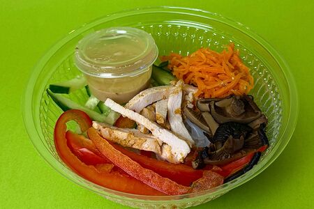 Салат с азиатской фунчозой и курицей