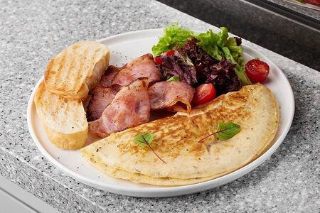 Омлет с вялеными томатами и беконом