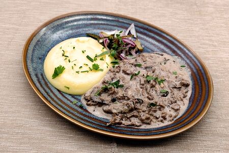 Бефстроганов с картофельным пюре