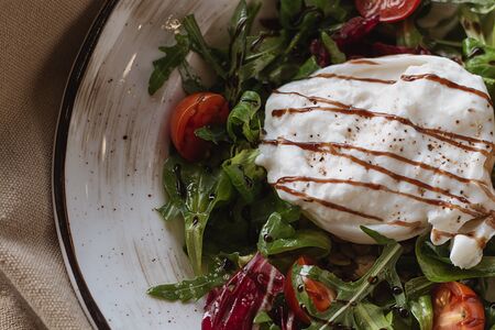 Салат с чечевицей и бурратой