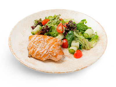 Стейк из индейки с салатом из свежих овощей