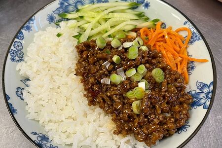 Рубленая свинина по-пекински с рисом 